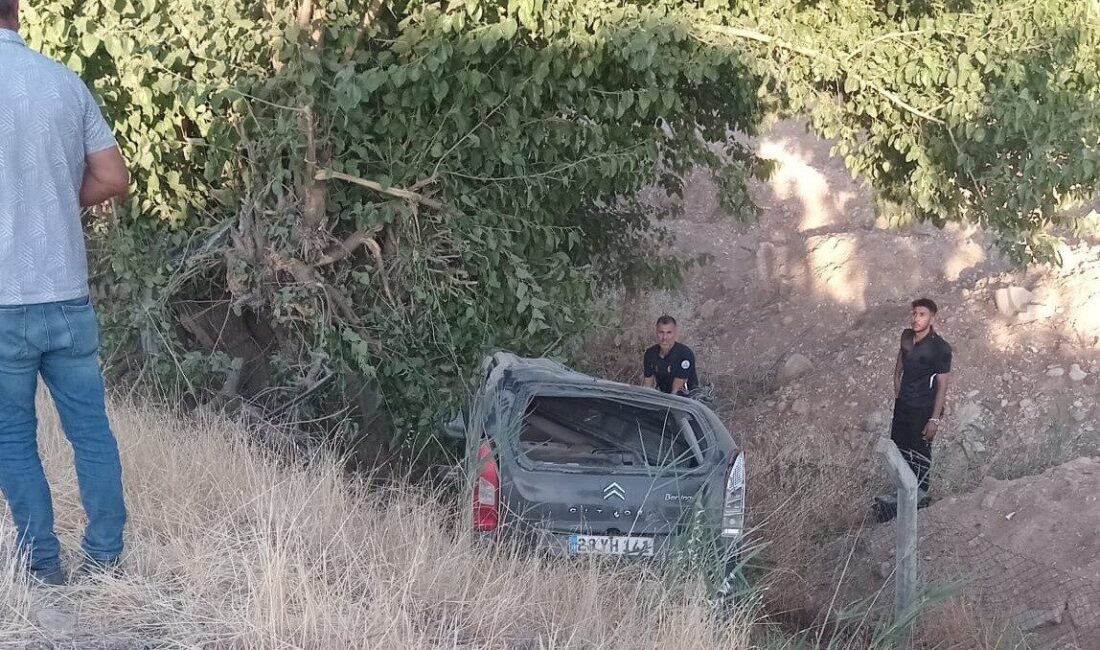 Adıyaman’da, sürücüsünün direksiyon hakimiyetini kaybettiği hafif ticari aracın şarampole yuvarlanması