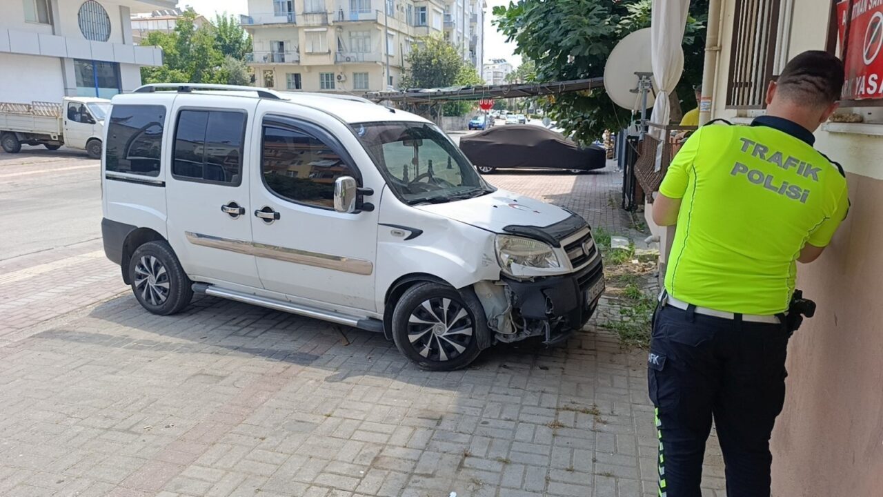Antalya’nın Manavgat ilçesinde kavşak sisteminde meydana gelen trafik kazasında hafif