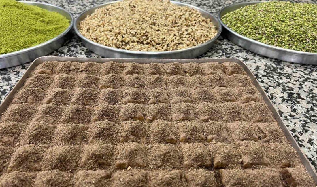Konya’da tatlı ustaları tarafından yaz mevsimine özgü hazırlanan soğuk baklava,