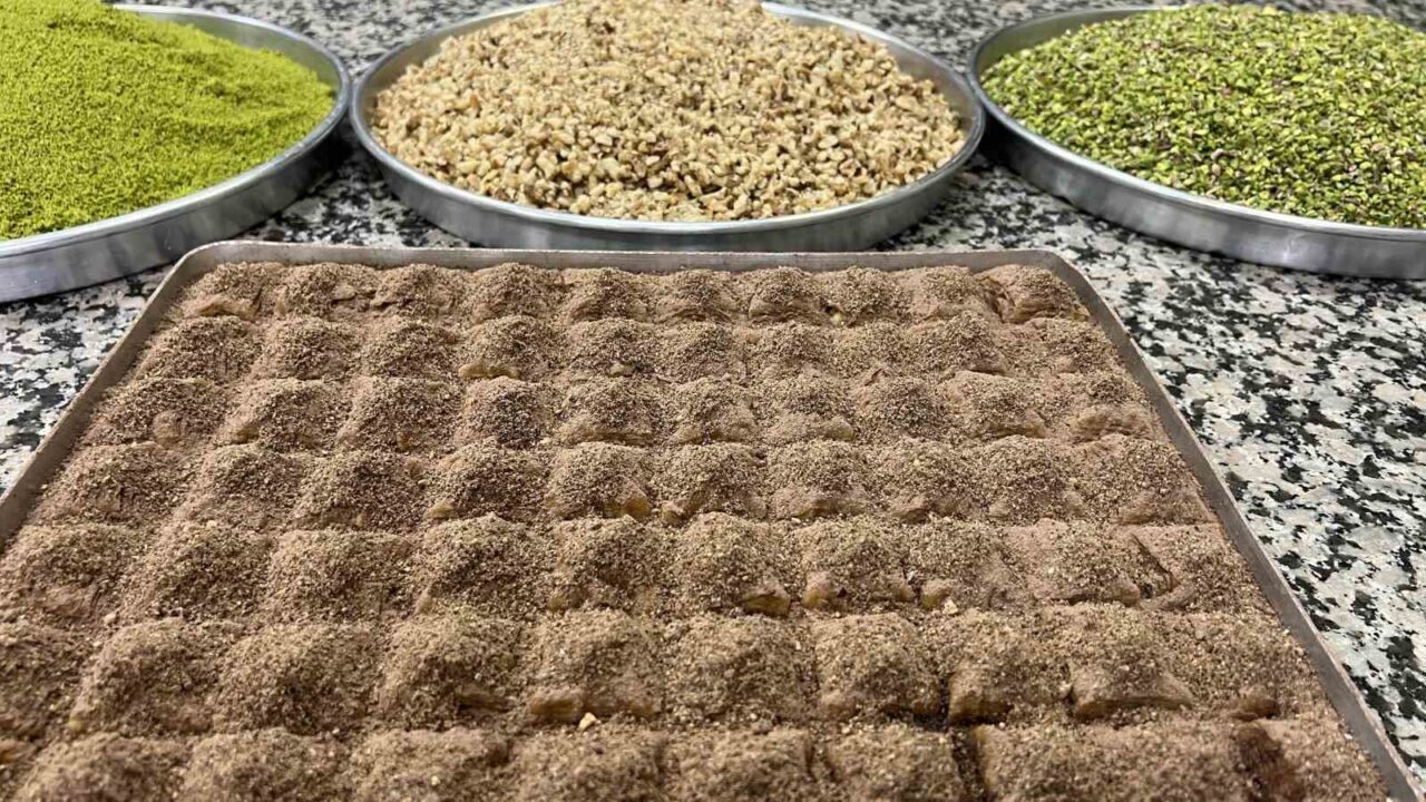 Konya’da tatlı ustaları tarafından yaz mevsimine özgü hazırlanan soğuk baklava,