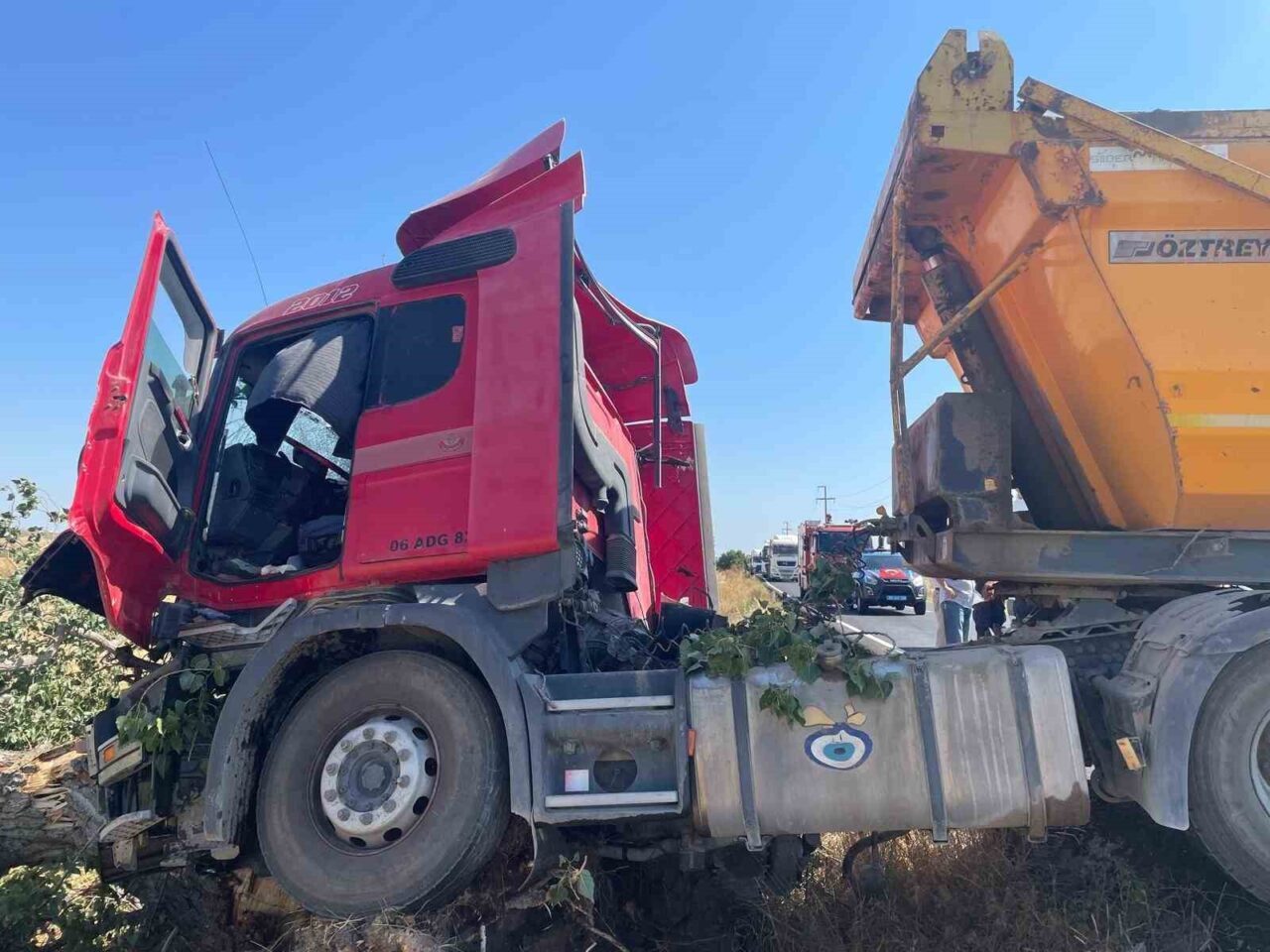 Tekirdağ’da direksiyon hakimiyetini kaybeden hafriyat kamyonunun yoldan çıkarak ağaca çarpması