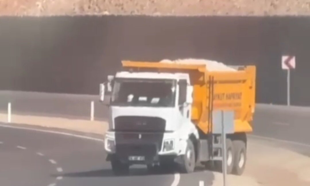 Siirt’in Kurtalan ilçesinde bir hafriyat kamyonu, karşı şeride geçerek trafiği