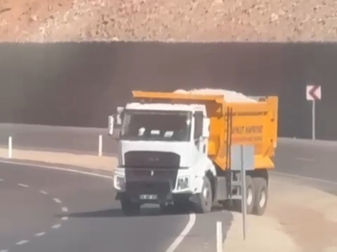 Siirt’in Kurtalan ilçesinde bir hafriyat kamyonu, karşı şeride geçerek trafiği