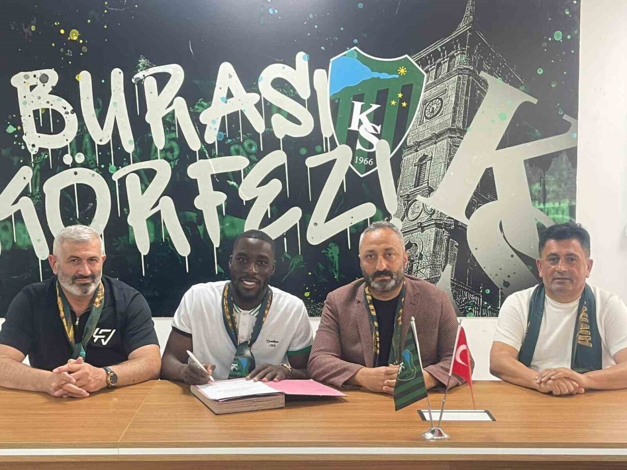 Kocaelispor daha önce prensipte anlaştığını duyurduğu Massadio Haidara ile 2