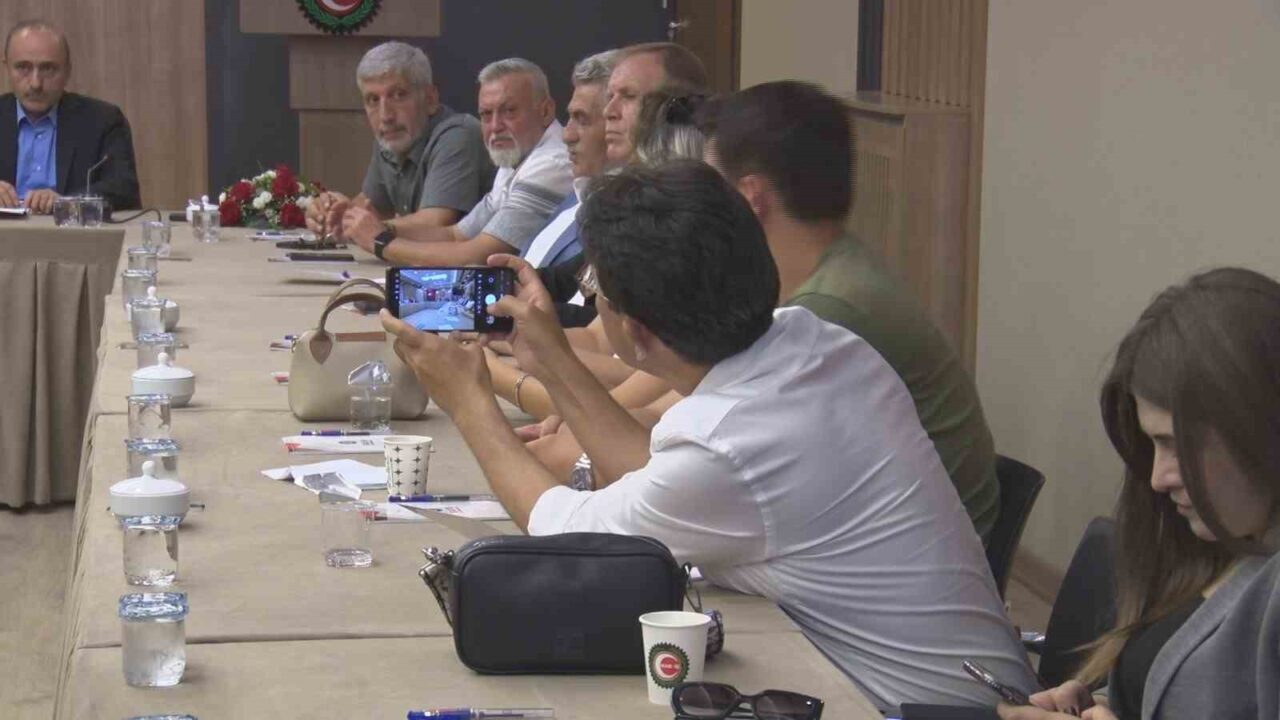 Hak İşçi Sendikaları Konfederasyonu (HAK-İŞ) Genel Başkanı Mahmut Arslan, Toplu