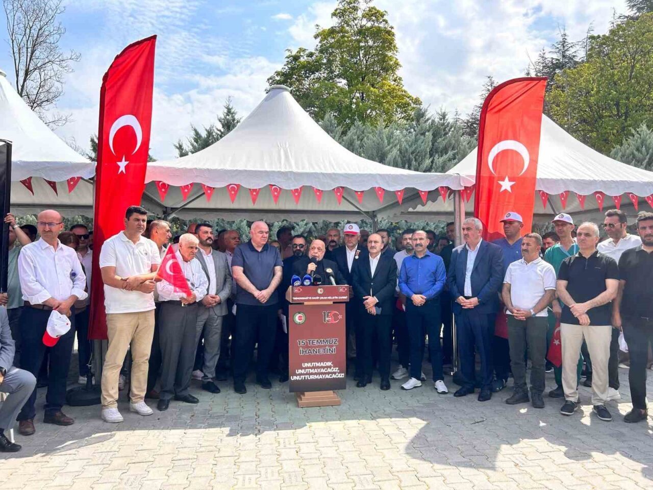 HAK-İŞ Konfederasyonu 15 Temmuz sebebiyle Karşıyaka Mezarlığı’nda bulunan 15 Temmuz