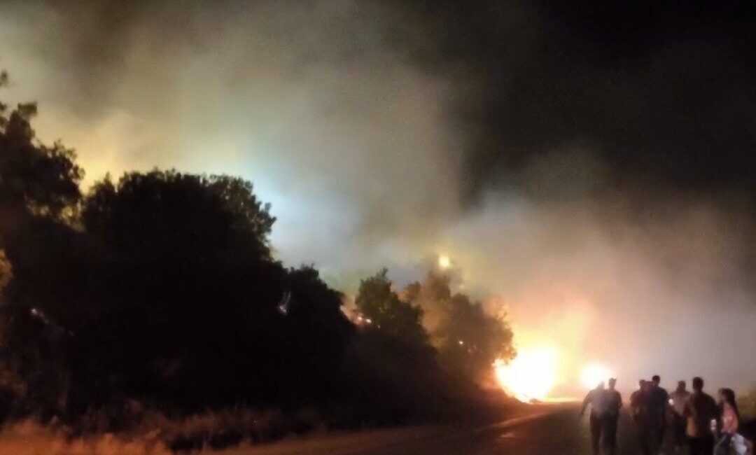 Hakkari’nin Çukurca karayolu üzerinde bulunan ormanlık alanda yangın çıktı. Edinilen