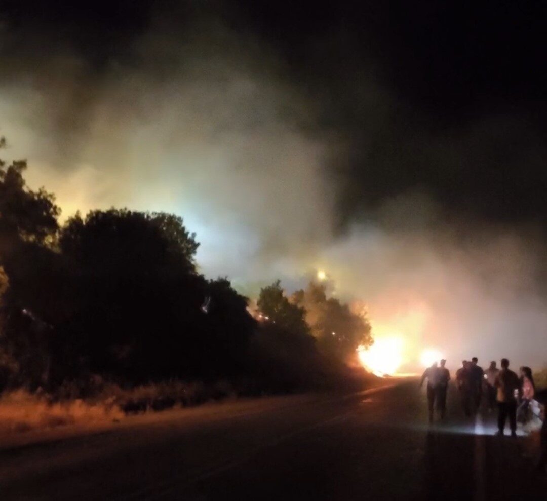 Hakkari’nin Çukurca karayolu üzerinde bulunan ormanlık alanda yangın çıktı. Edinilen