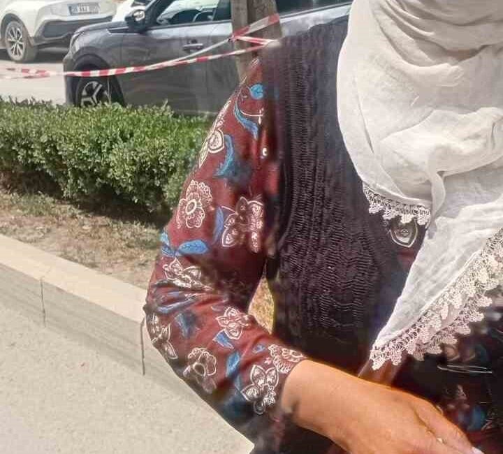 Hakkari’de zabıta ekiplerinin düzenlediği operasyonda yakalanan 2 dilenci, yasal işlemlerin