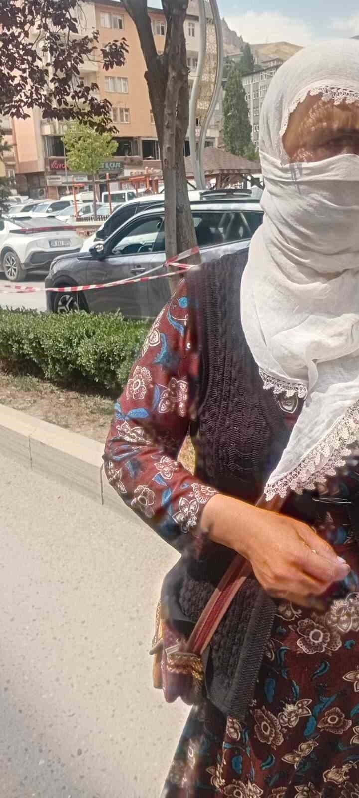 Hakkari’de zabıta ekiplerinin düzenlediği operasyonda yakalanan 2 dilenci, yasal işlemlerin