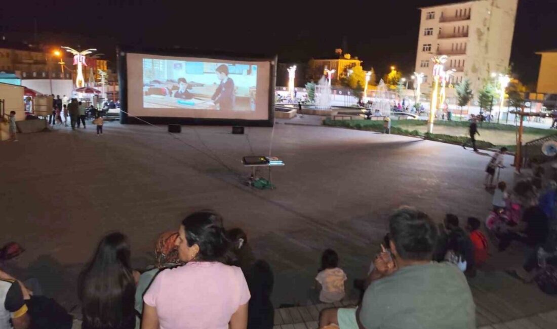 Hakkari’de açık hava sinema günlerine vatandaşlar yoğun ilgi gösteriyor. Hakkari
