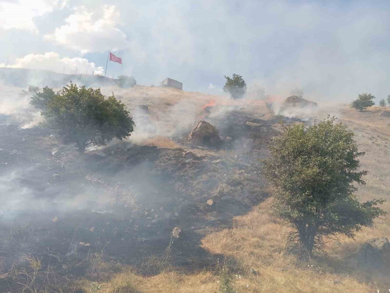 Hakkari’de iki ayrı noktada çıkan anız ve ot yangını, itfaiye