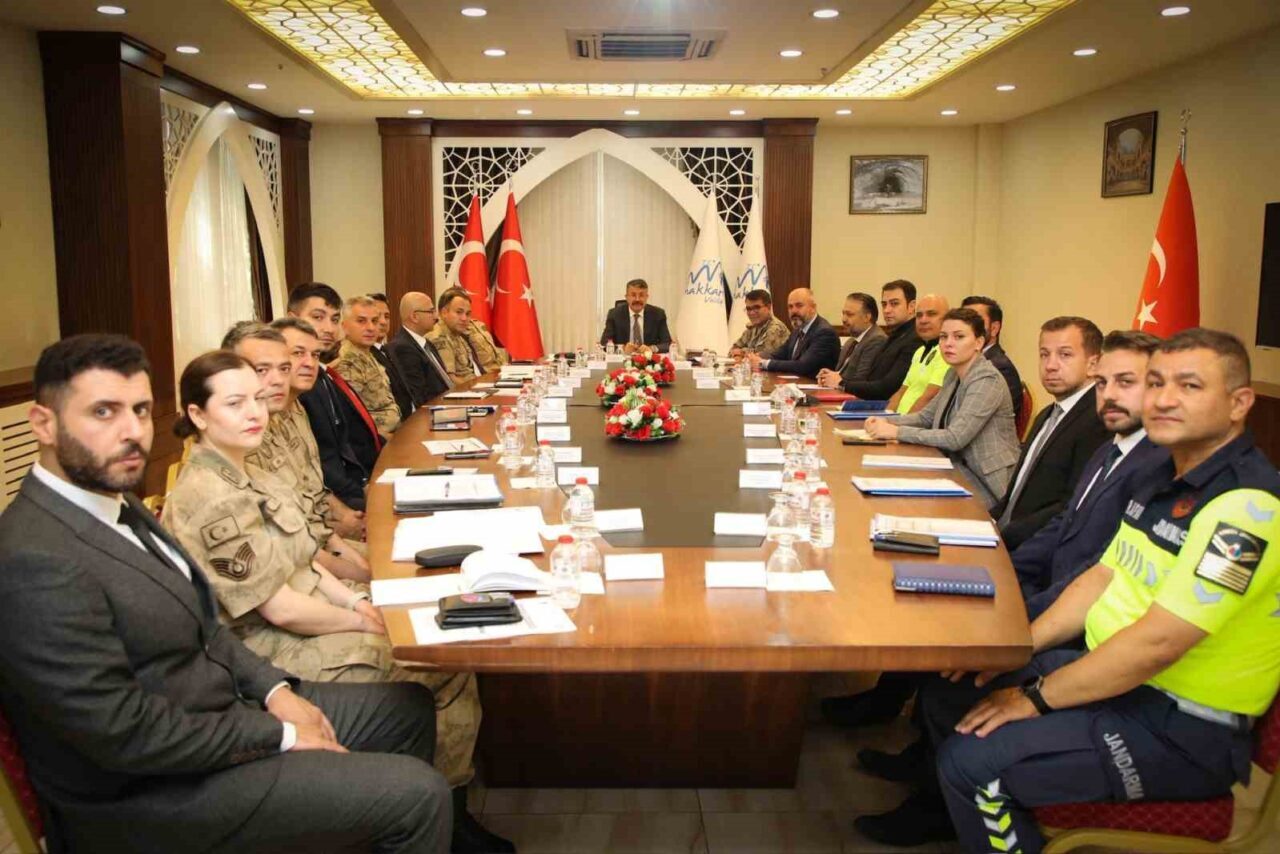 Hakkari Valisi Ali Çelik’in başkanlığında asayiş toplantısı düzenlendi. İl Jandarma