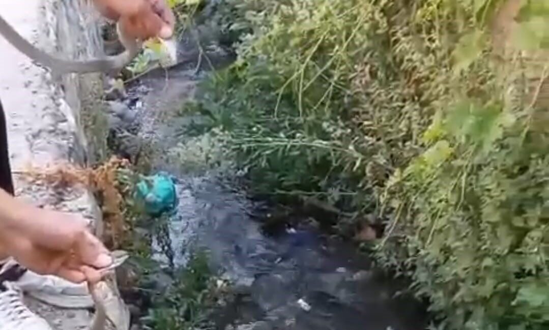 Hakkari’de 8 kişilik bir ailenin kaldığı kiralık toprak evin damında