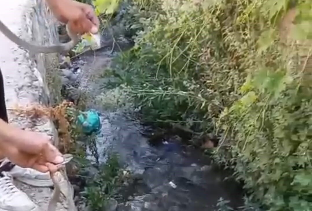 Hakkari’de 8 kişilik bir ailenin kaldığı kiralık toprak evin damında