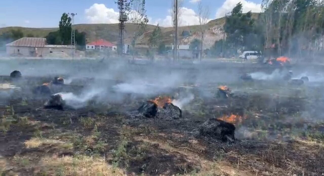 Hakkari’nin Yüksekova ilçesine çıkan yangında yaklaşık bin 500 bağ ot