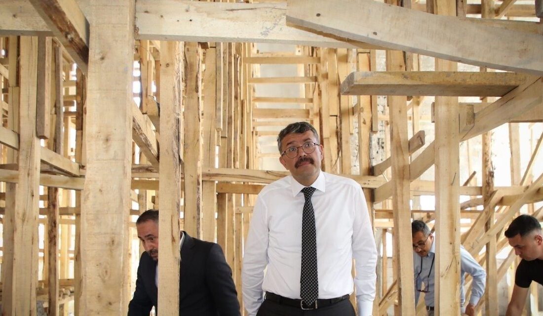 Hakkâri Valisi Ali Çelik, kentte yapımı süren Hacı Sait Camii