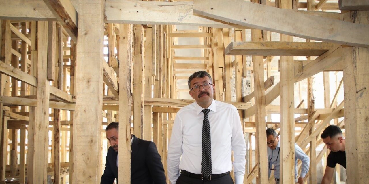 Hakkâri Valisi Ali Çelik, kentte yapımı süren Hacı Sait Camii