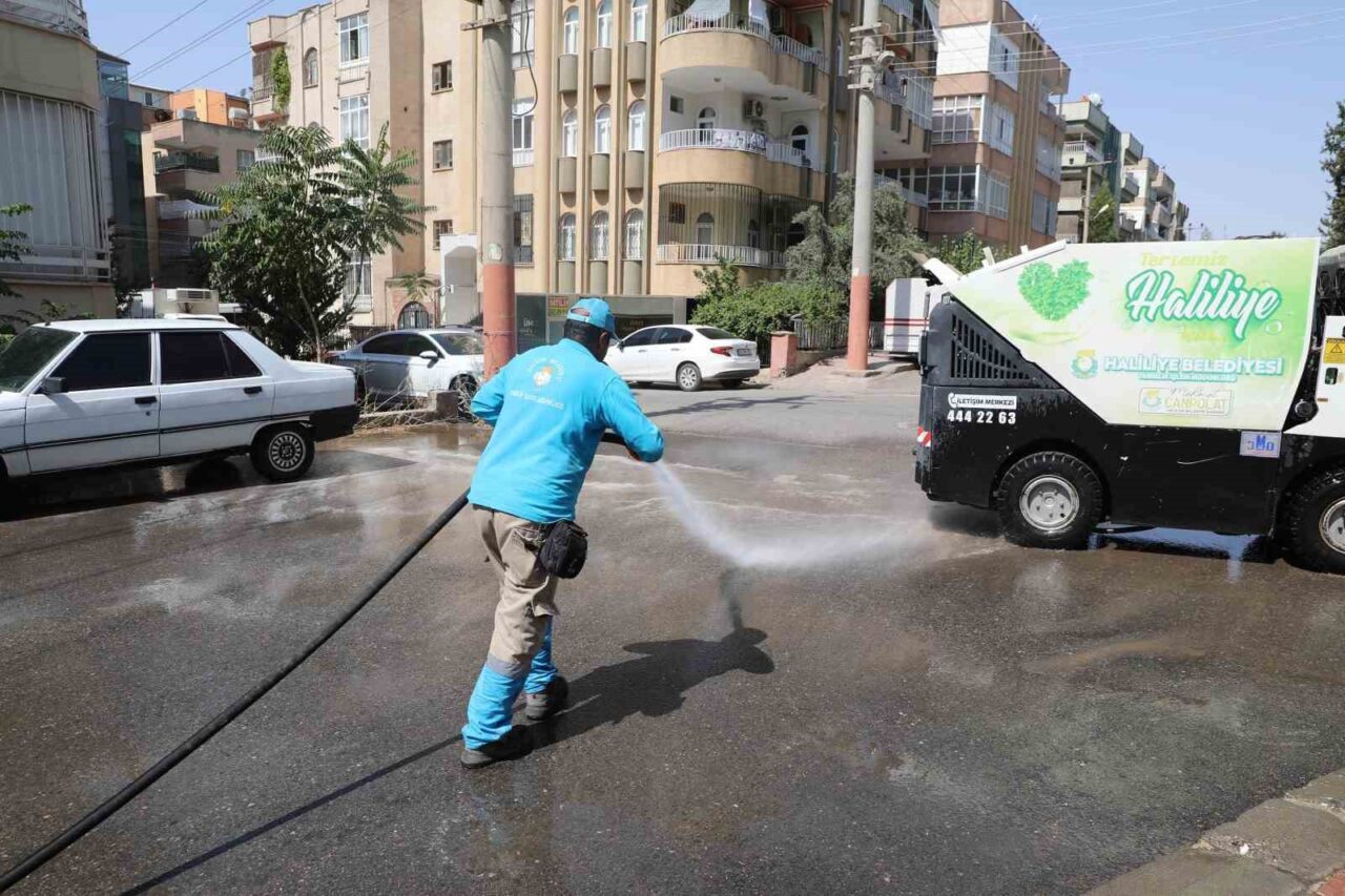 Haliliye Belediyesi, temizlik çalışmalarını aralıksız sürdürüyor. Temizlik İşleri Müdürlüğü koordinesinde,
