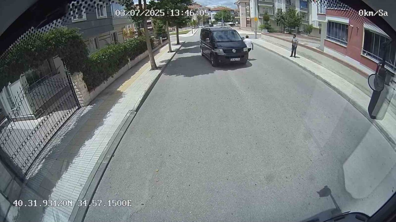 Çorum’da el freni çekilmediği için hareket eden minibüsü halk otobüsü