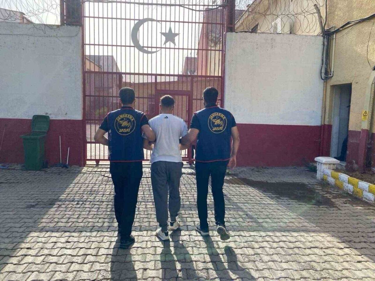 Aydın’ın Efeler ilçesinde uyuşturucu suçundan aranan 1 işi operasyona yakalandı.