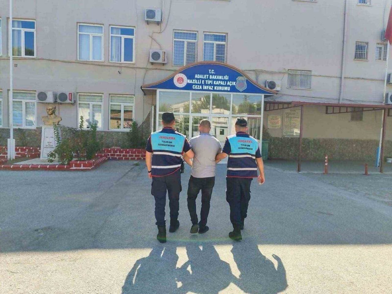 Aydın’ın Nazilli ilçesinde 2 ayrı suçtan aranan şahıs yapılan operasyonla