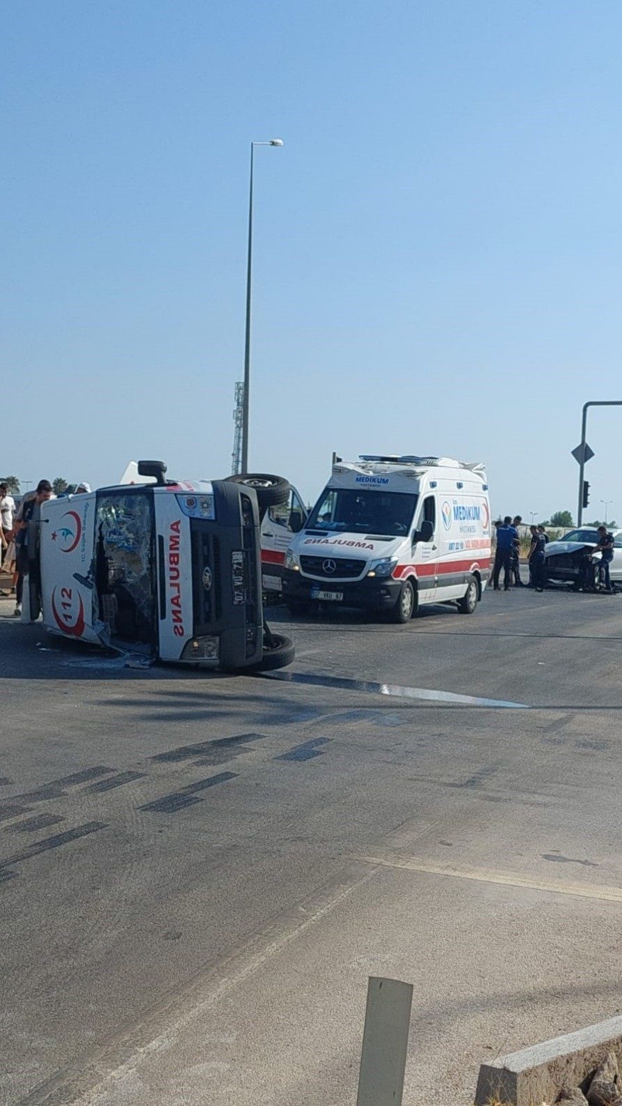 Kumluca’da hasta nakleden ambulans kavşak sisteminde önce bir otomobile ardından