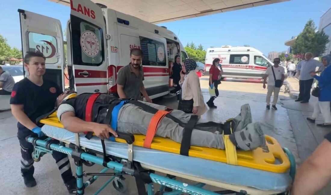 Samsun Şehir Hastanesi inşaatında, duvarda asılı bulunan pano üzerindeki demir