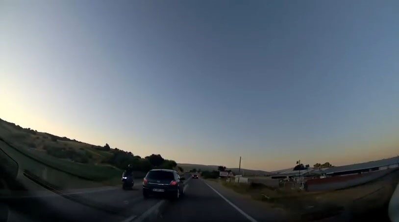 Bursa’da hatalı sollama yapan otomobil, motosikleti ezmekten kıl payı kurtuldu.
