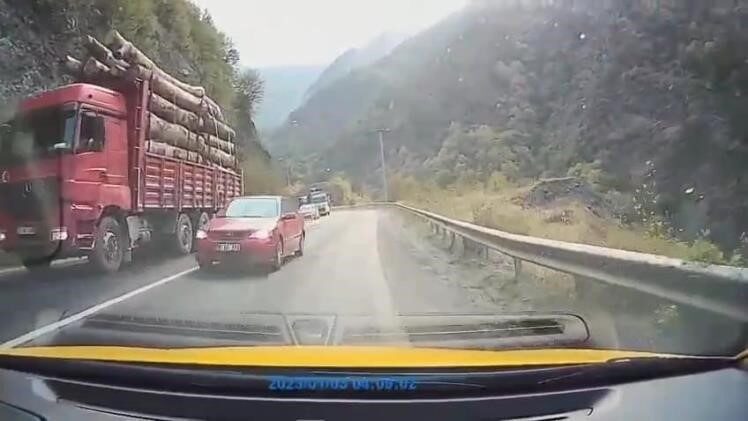 Karabük-Yenice kara yolunda trafik kurallarını hiçe sayarak hatalı sollama yapan