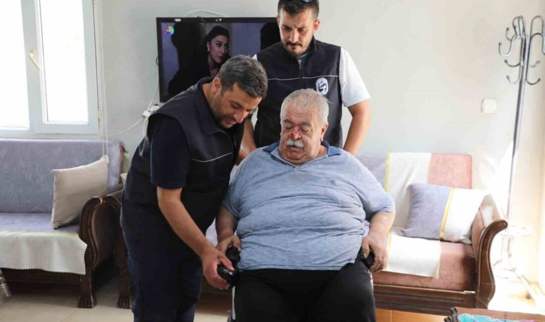 Hatay Büyükşehir Belediyesi, engelleri kaldırmak adına 2 engelli vatandaşa tekerlekli