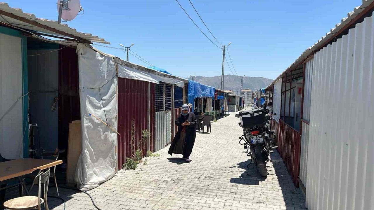 Hatay’da yaşanan 3.5 büyüklüğündeki deprem vatandaşlarda paniğe neden oldu. AFAD