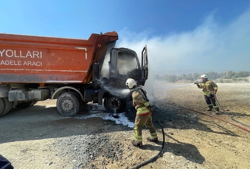 Hatay’ın Antakya ilçesinde ağır tonajlı kamyonda çıkan yangın itfaiye ekiplerinin