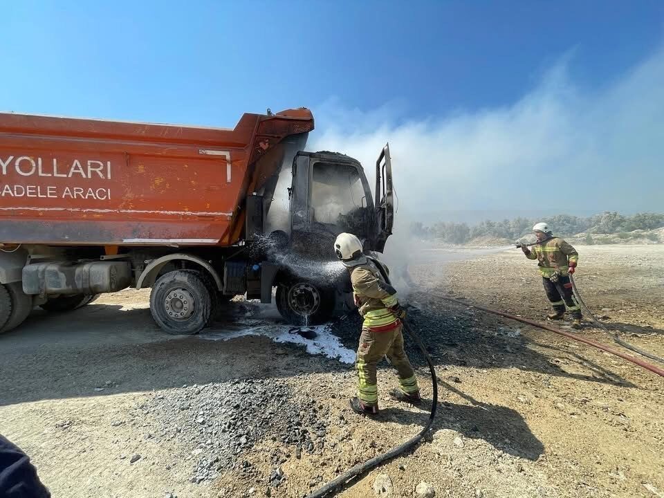 Hatay’ın Antakya ilçesinde ağır tonajlı kamyonda çıkan yangın itfaiye ekiplerinin