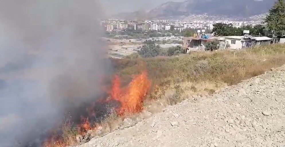 Hatay’da bir evin bahçesinde çıkan yangın, itfaiye ekipleri tarafından büyümeden