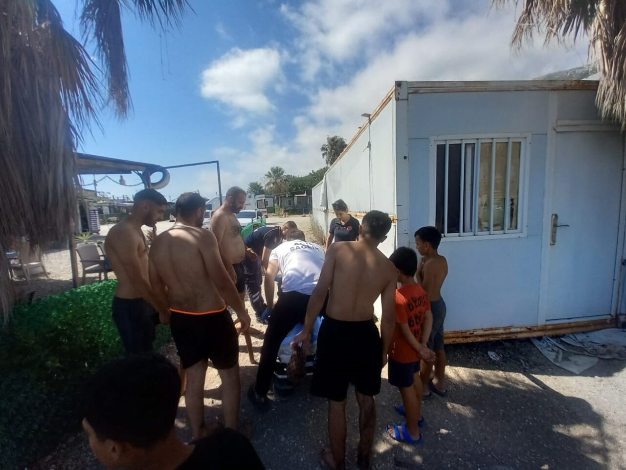 Hatay’da denizde boğulma tehlikesi yaşayan 2 gencin korku dolu anları