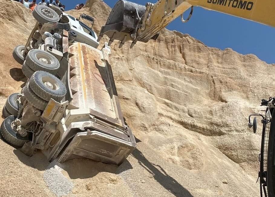 Hatay’da kum ocağında çalışan hafriyat kamyonu devrilerek yan yattı, kazada