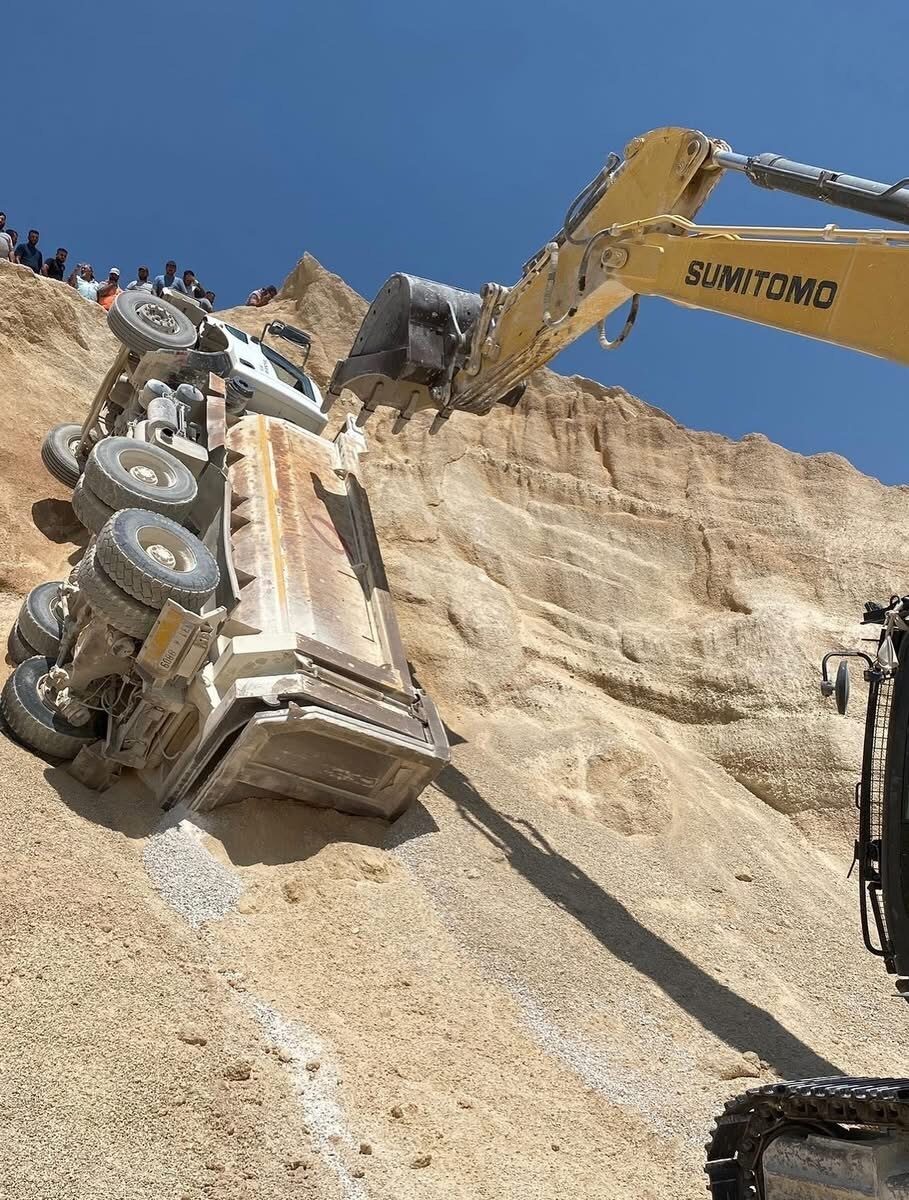 Hatay’da kum ocağında çalışan hafriyat kamyonu devrilerek yan yattı, kazada