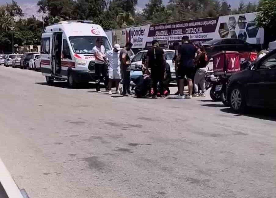 Hatay’ın İskenderun ilçesinde motosikletli kurye ile otomobilin karıştığı trafik kazasında