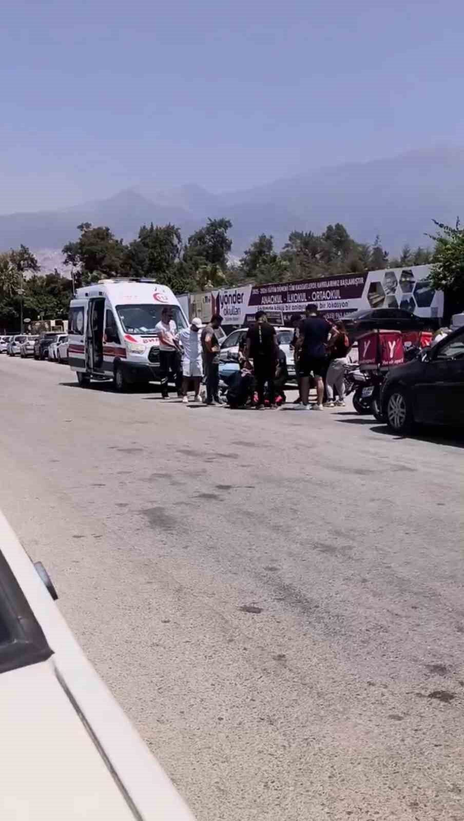 Hatay’ın İskenderun ilçesinde motosikletli kurye ile otomobilin karıştığı trafik kazasında
