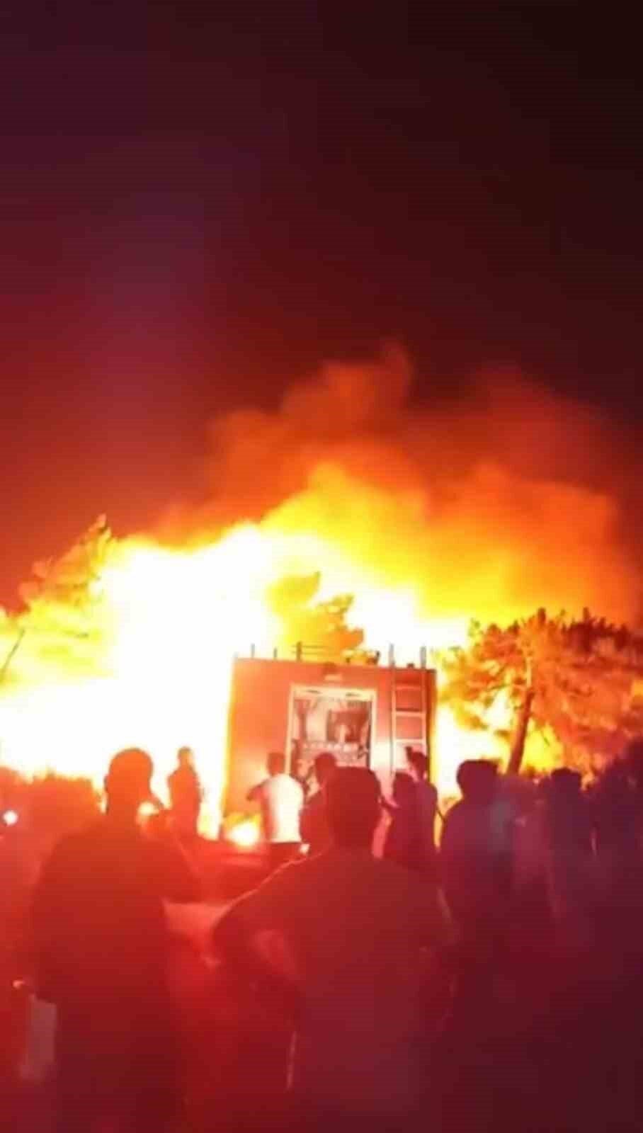 Hatay’ın Samandağ ilçesinde çıkan orman yangınına ekipler müdahaleye başladı. Yangın,