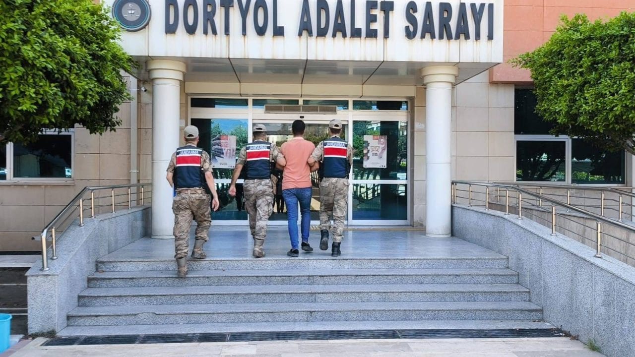 Hatay’ın Dörtyol ilçesinde 26 saatlik çalışmayla kontrol altına alınan orman