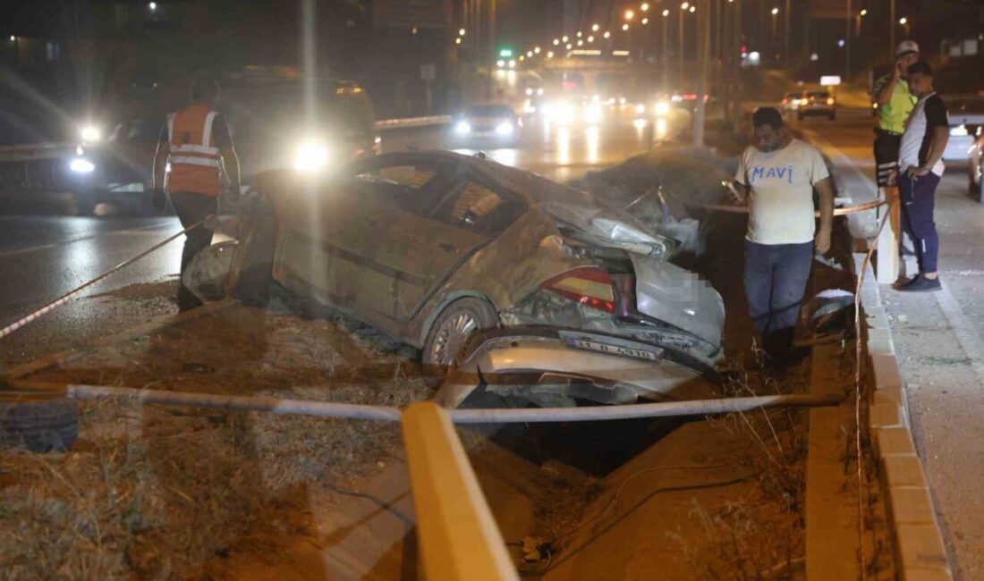 Hatay’ın Antakya ilçesindeki aydınlatma direğine çarpan otomobildeki 4 kişi yaralandı.
