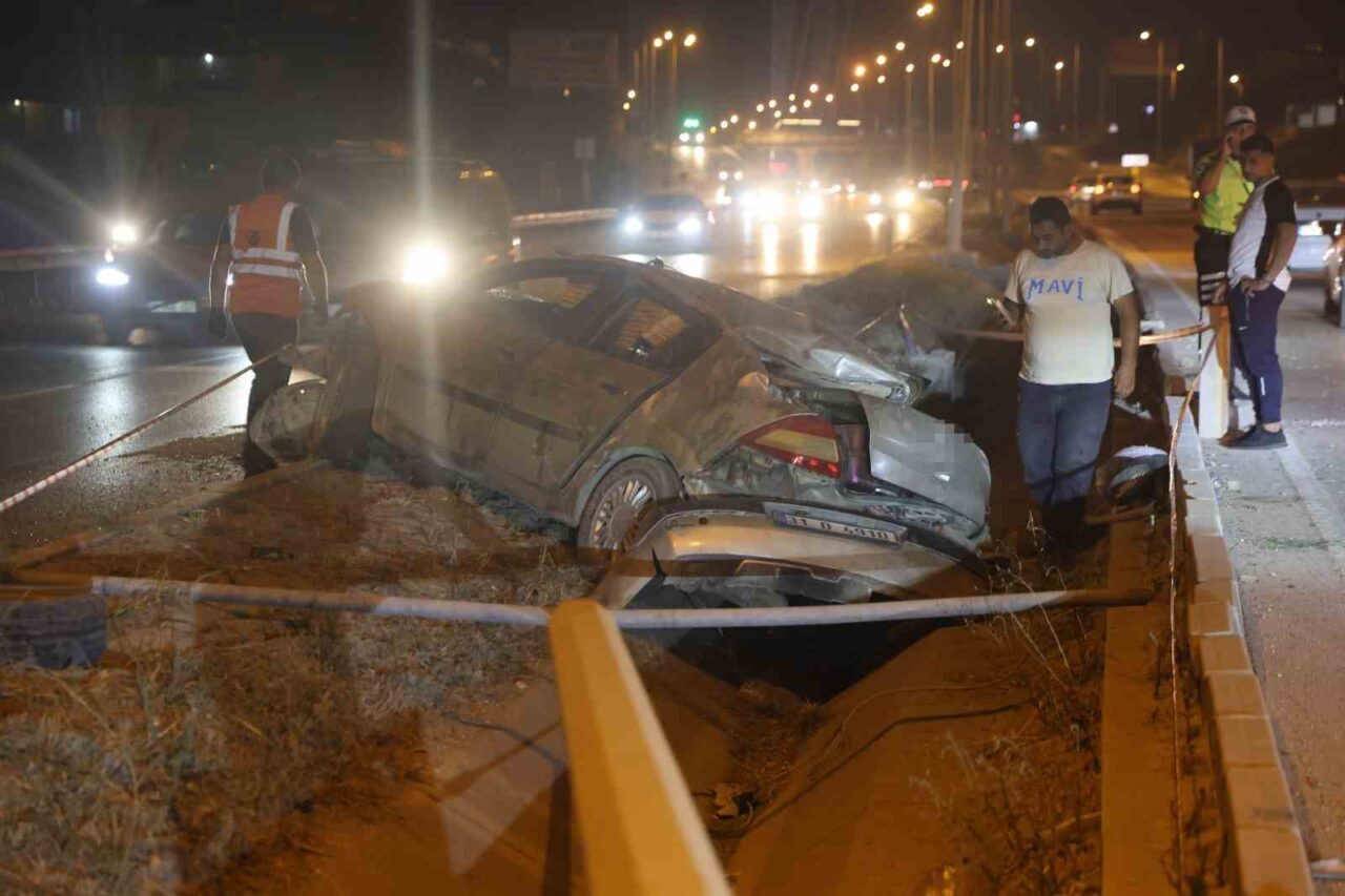 Hatay’ın Antakya ilçesindeki aydınlatma direğine çarpan otomobildeki 4 kişi yaralandı.