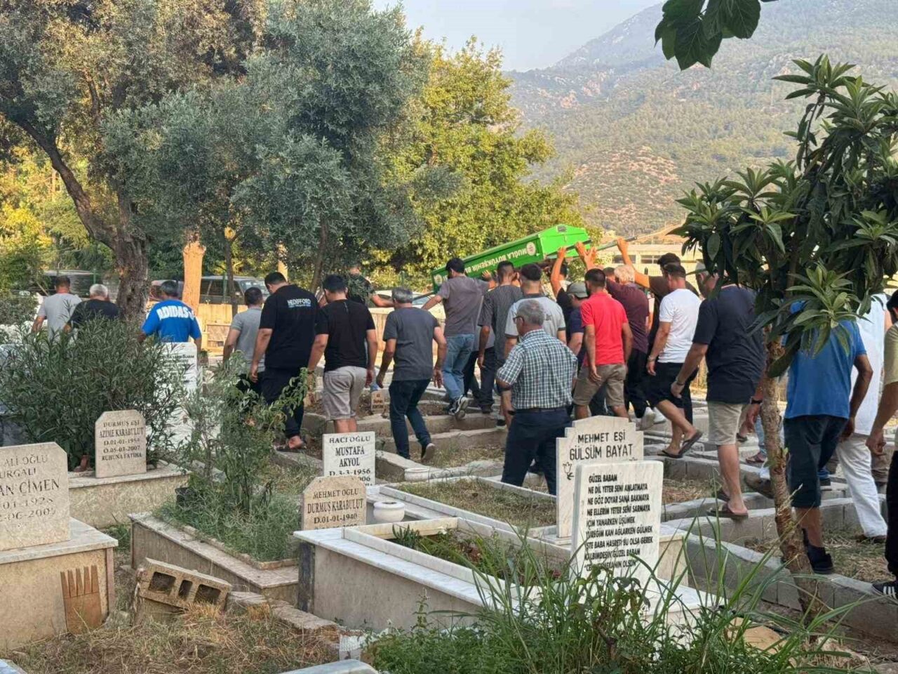 Muğla’nın Fethiye ilçesinde sabahın erken saatlerinde ailesi uyurken villanın havuzuna