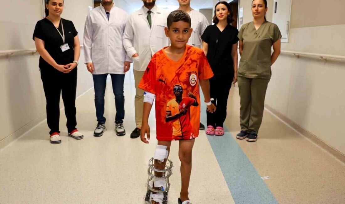 Adana’da ayağındaki kemik yanlış kaynadığı için yürüyemeyen ve hayatı kaykay