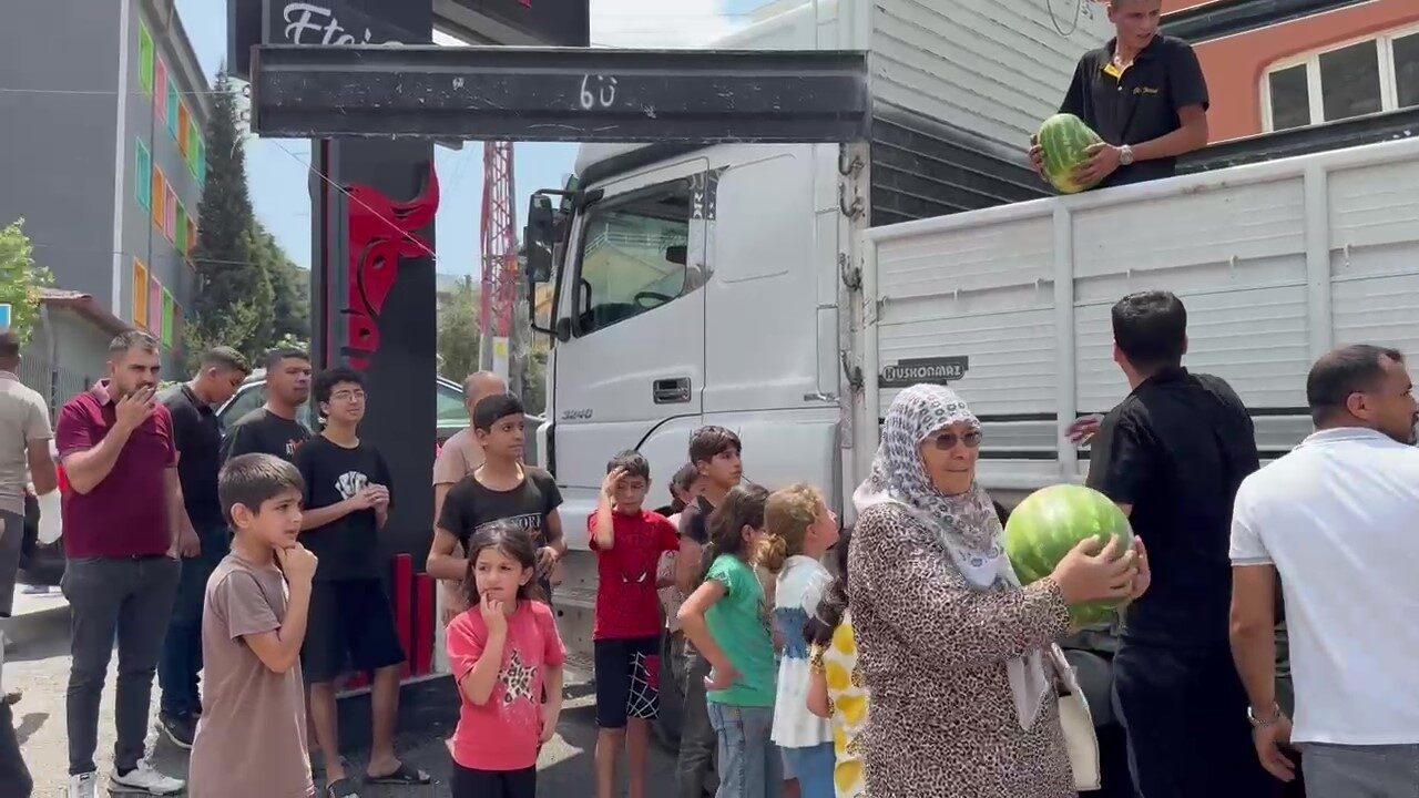 Hatay’da hayırsever esnaf, bir kamyon dolusu 20 ton karpuzu vatandaşlara