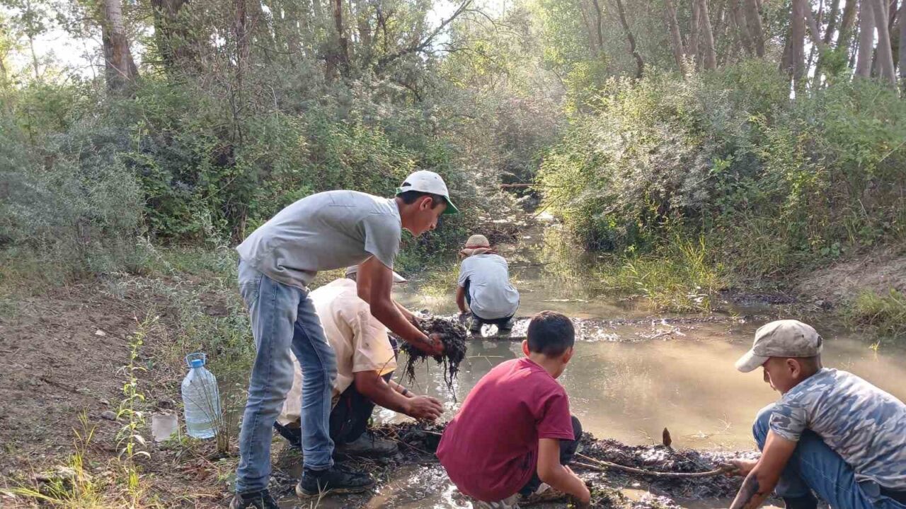 Yozgat’ta çocuklar, besledikleri hayvanlar su içebilsin diye elleriyle gölet yaptı.