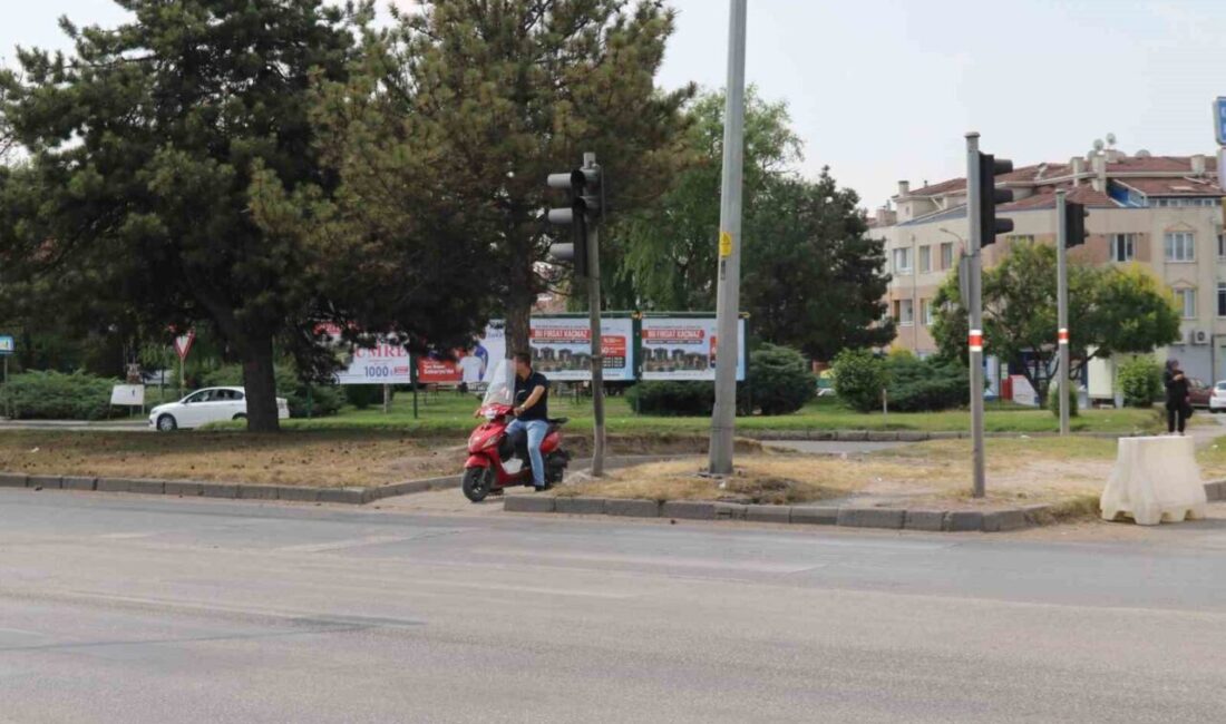 Eskişehir kask takmayan ve yaya geçidinden geçen bir motosikletli, aynı