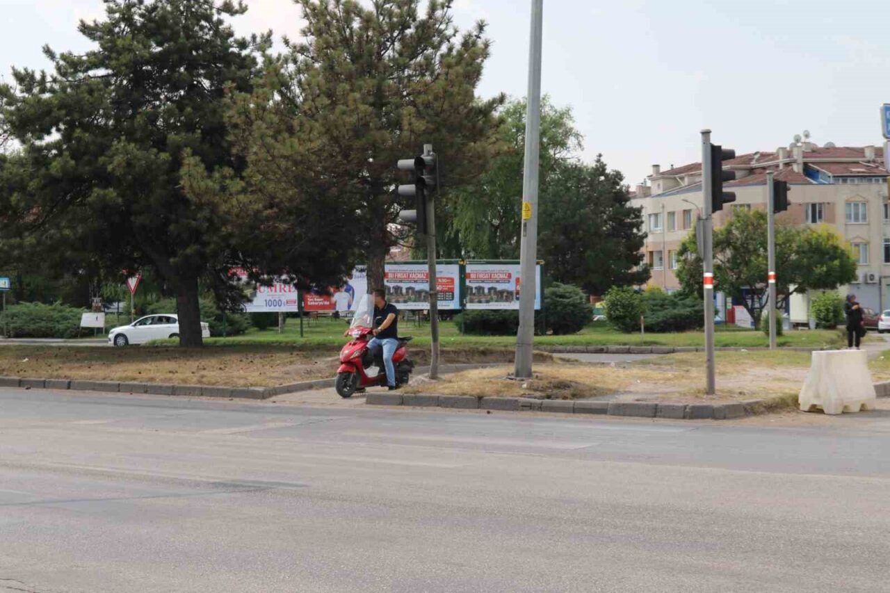 Eskişehir kask takmayan ve yaya geçidinden geçen bir motosikletli, aynı